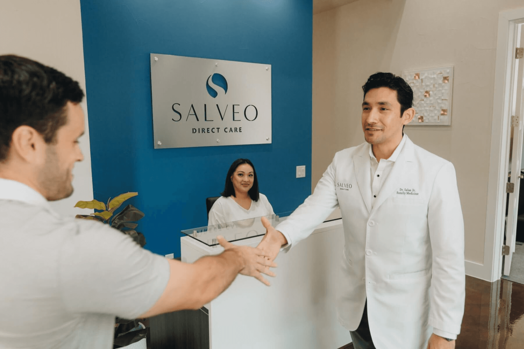 Dr. Prisiliano Salas Jr. greeting a patient at Salveo Direct Care